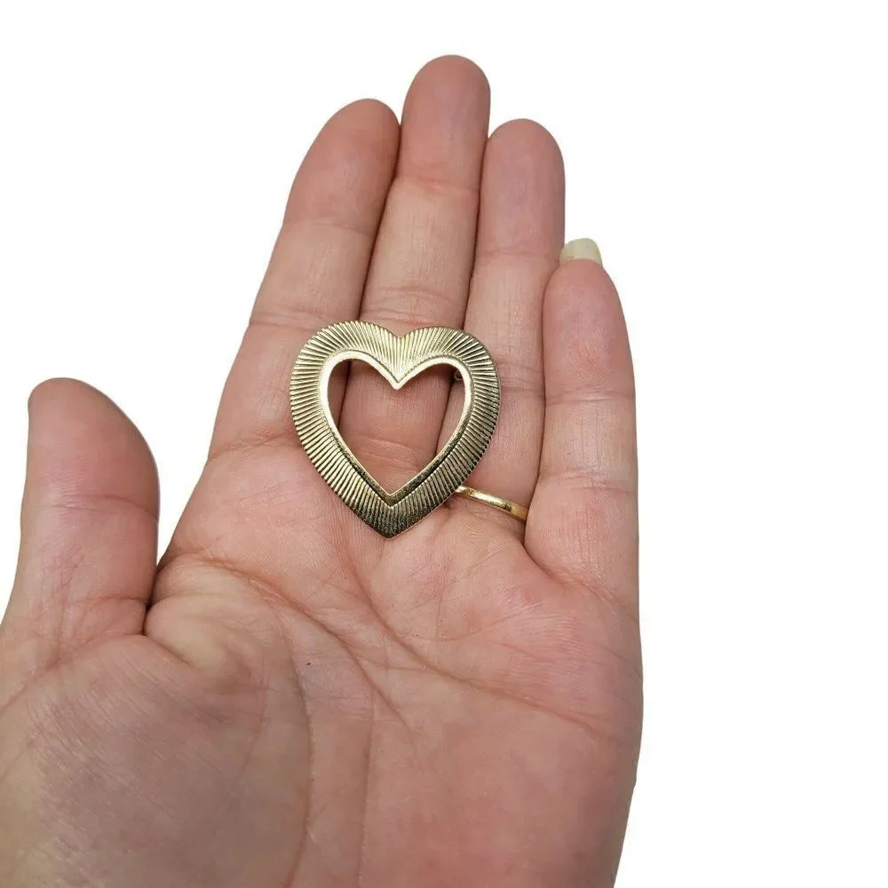 Vintage VALENTINES DAY Gold Tone Etched Heart Brooch Pin Pendant Gift Collectibl